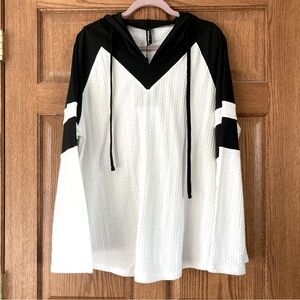 5/$15 NWT JustFashionNow White & Black Jacquard Sweatshirt/Top XXL